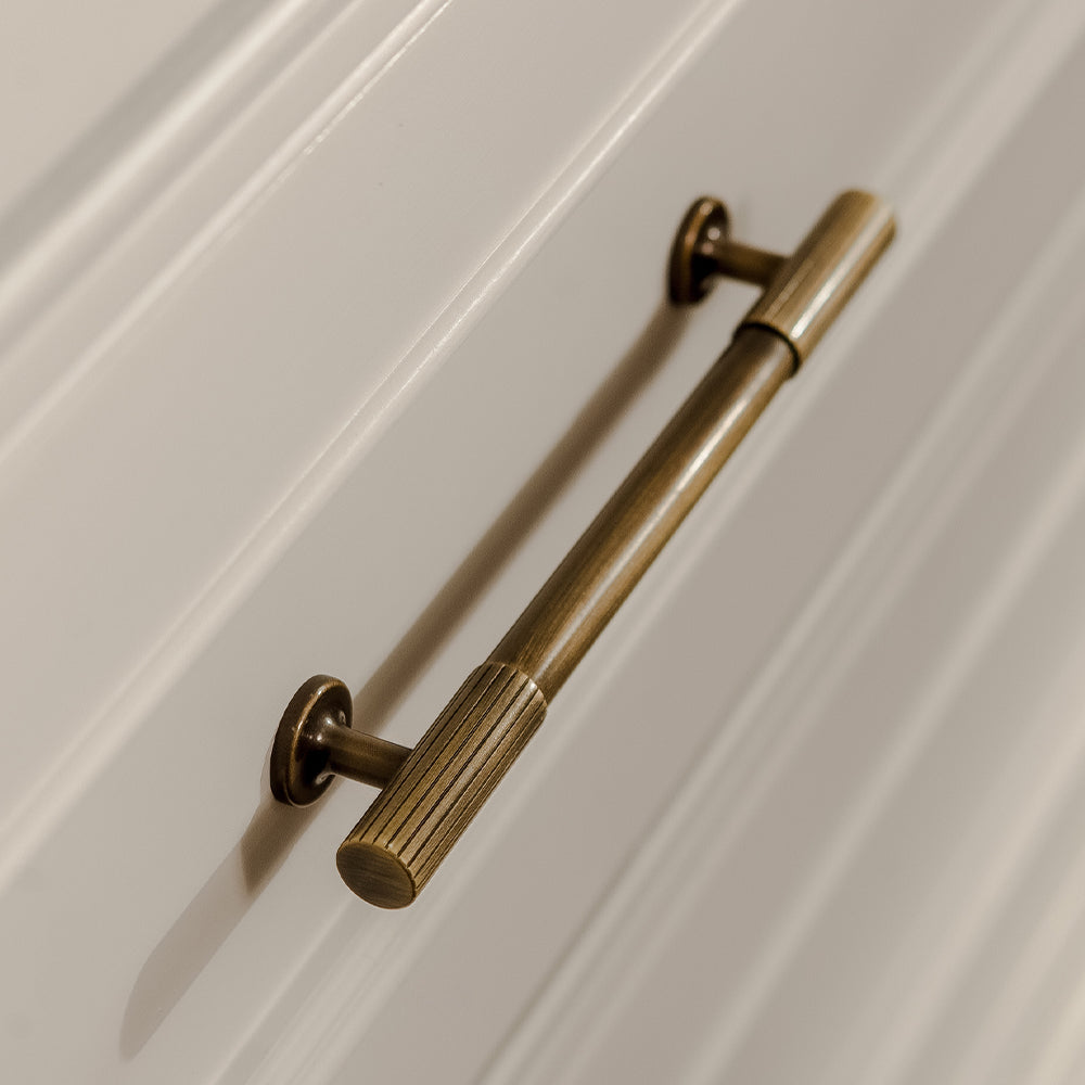 Leebank Skåpshandtag — Satin antik, satinlack.