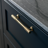 Leebank Skåpshandtag — Satin mässing, lackad. Design by Studio Four Interiors.