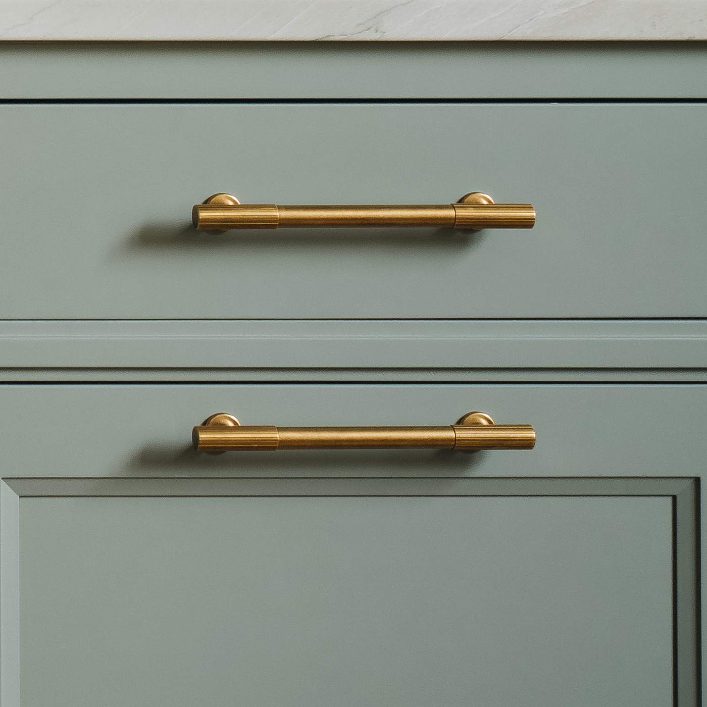 Leebank Skåpshandtag — Antik mässing. Design by Jean Stoffer Design.