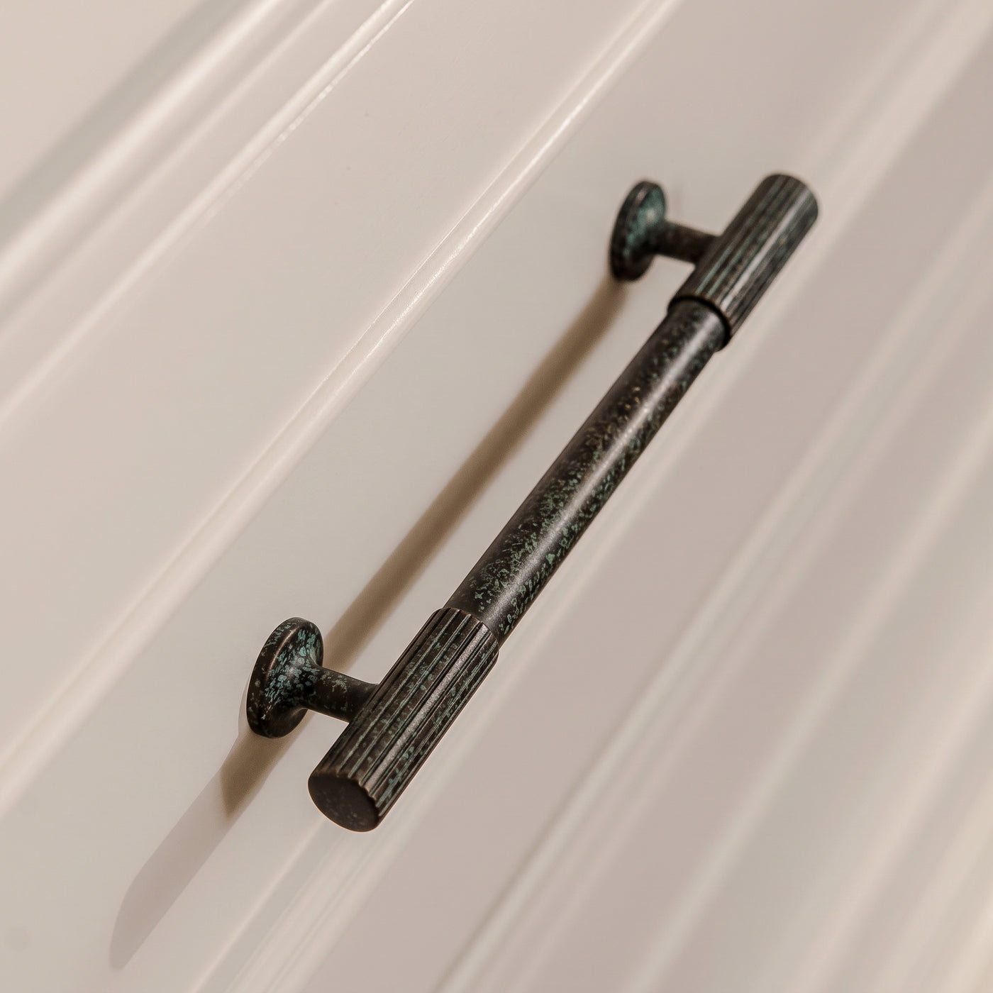 Leebank Skåpshandtag — miljöbild, Dark aged brass