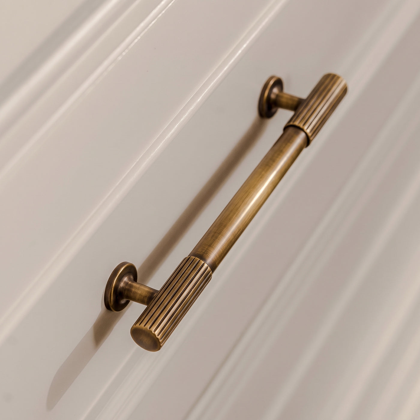 Leebank Skåpshandtag — miljöbild, Fine English antique