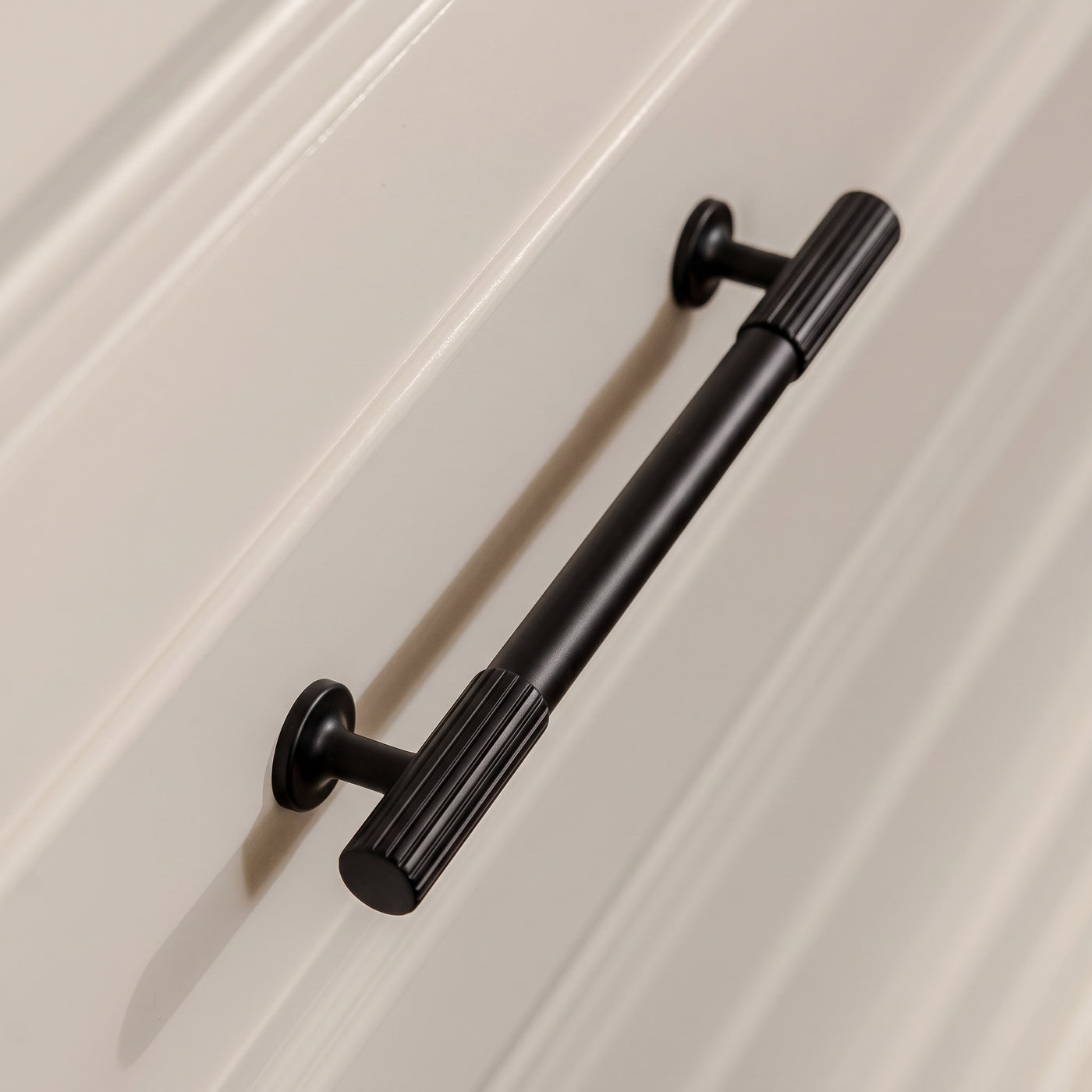 Leebank Skåpshandtag — miljöbild, Matt black lacquered