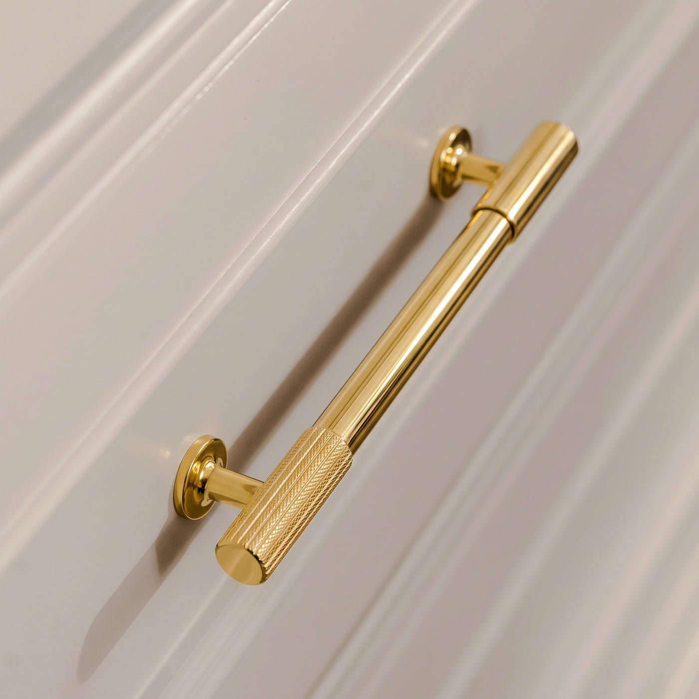 Leebank Skåpshandtag — miljöbild, Polished brass lacquered