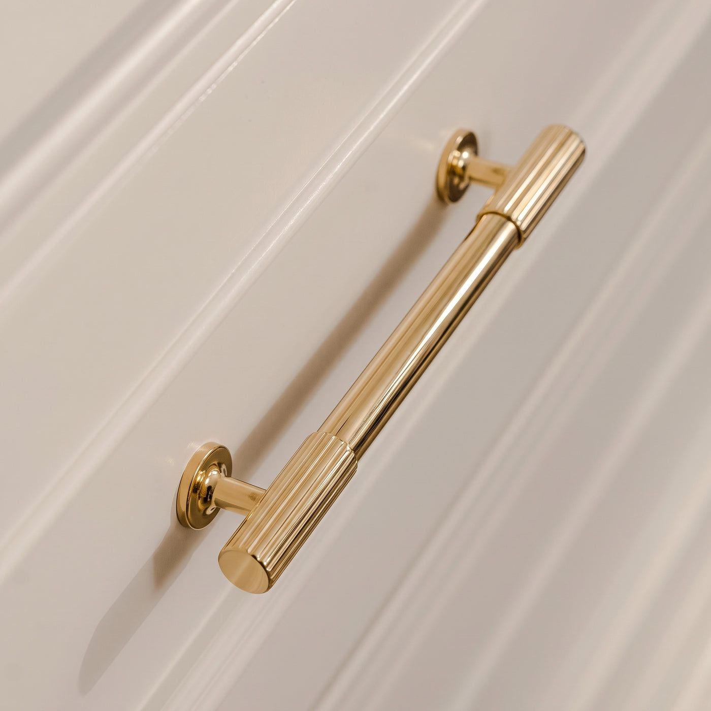 Leebank Skåpshandtag — miljöbild, Polished brass unlacquered
