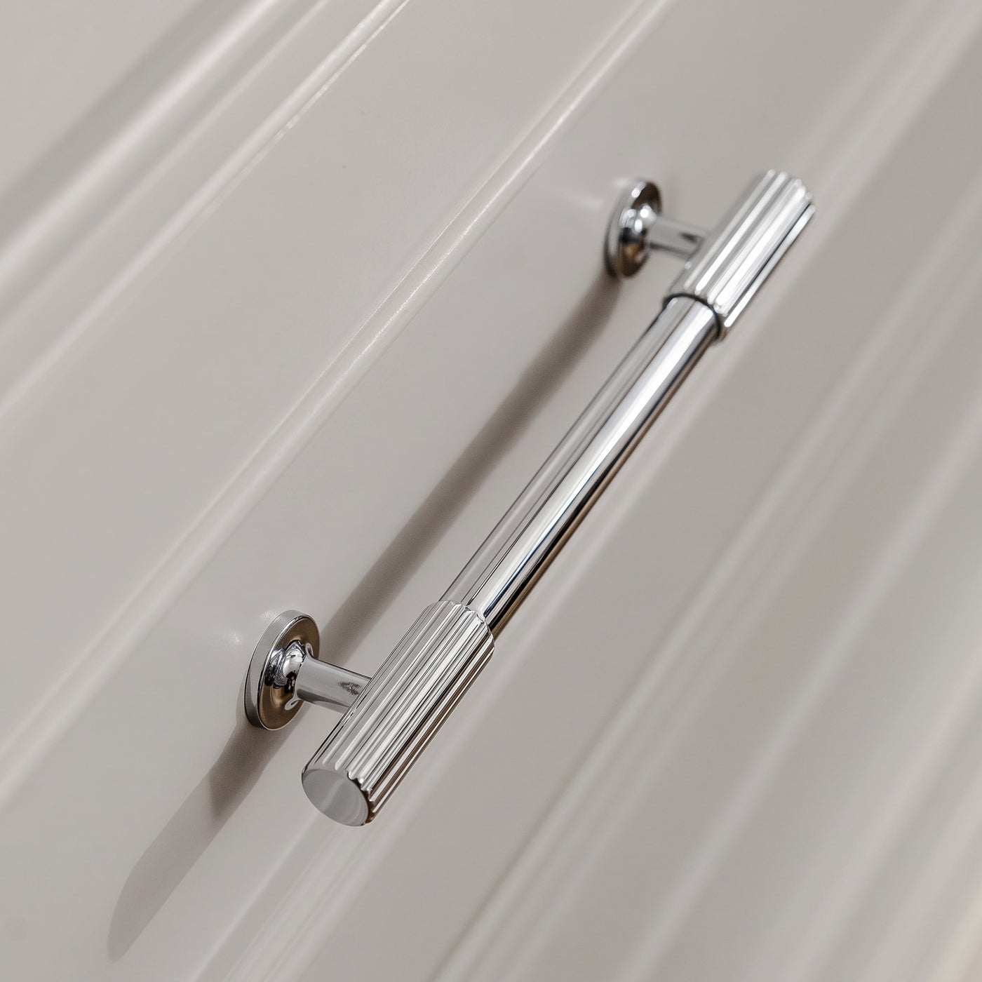 Leebank Skåpshandtag — miljöbild, Polished chrome plate