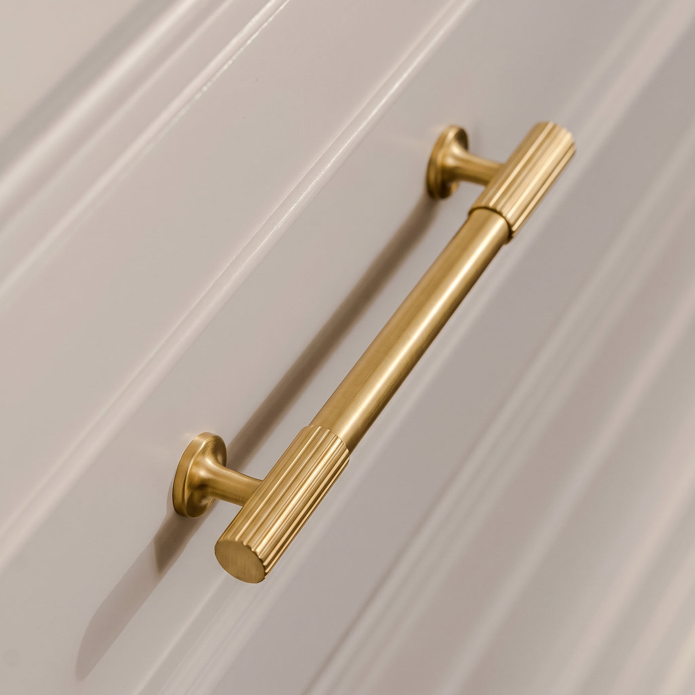Leebank Skåpshandtag — miljöbild, Satin brass satin lacquered