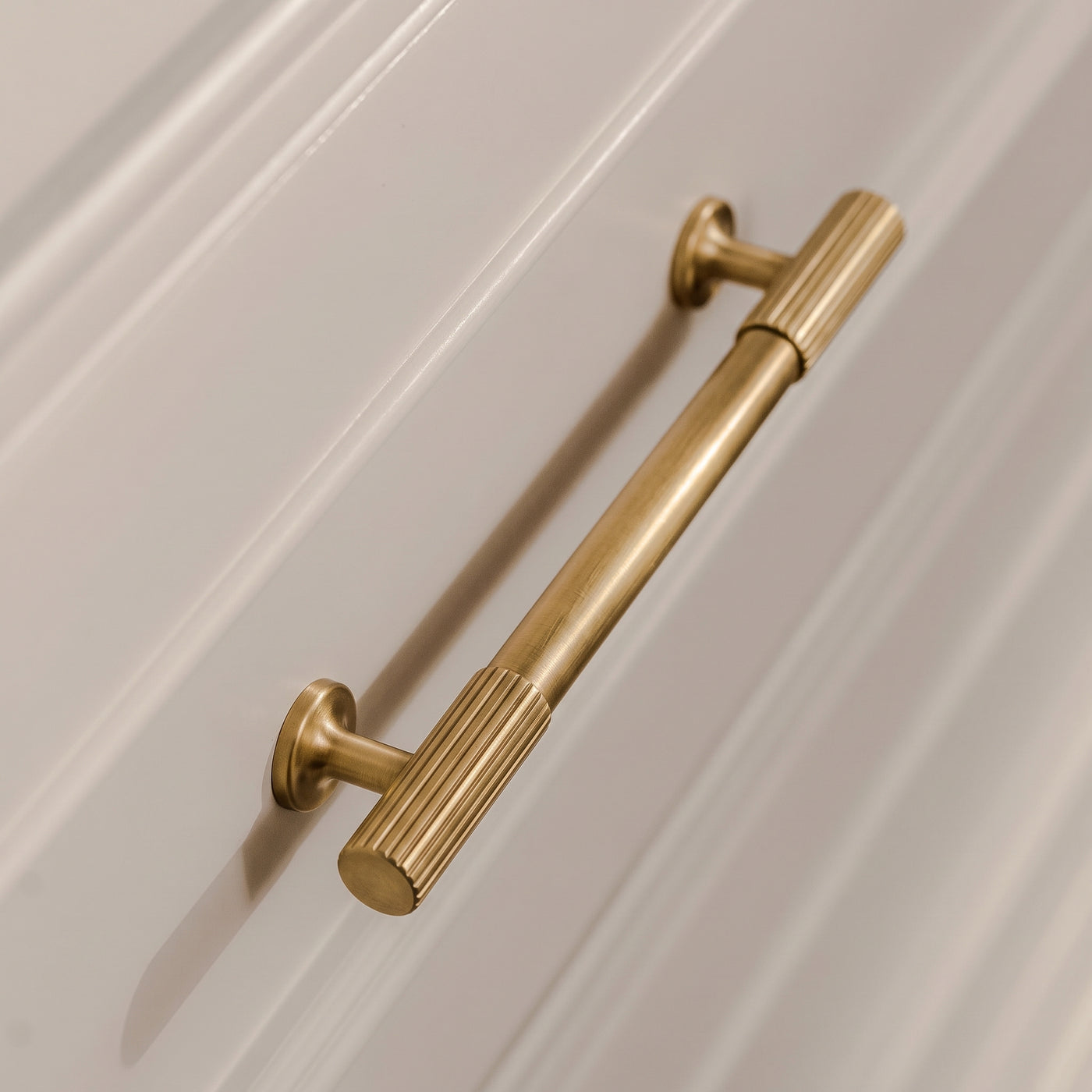 Leebank Skåpshandtag — miljöbild, Satin brass unlacquered