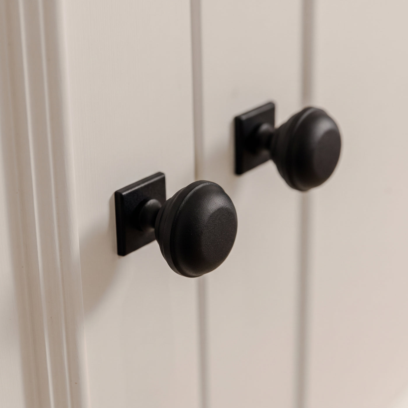 Leebank Skåpsknopp — miljöbild, Matt black lacquered