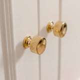 Leebank Skåpsknopp — miljöbild, Polished brass unlacquered