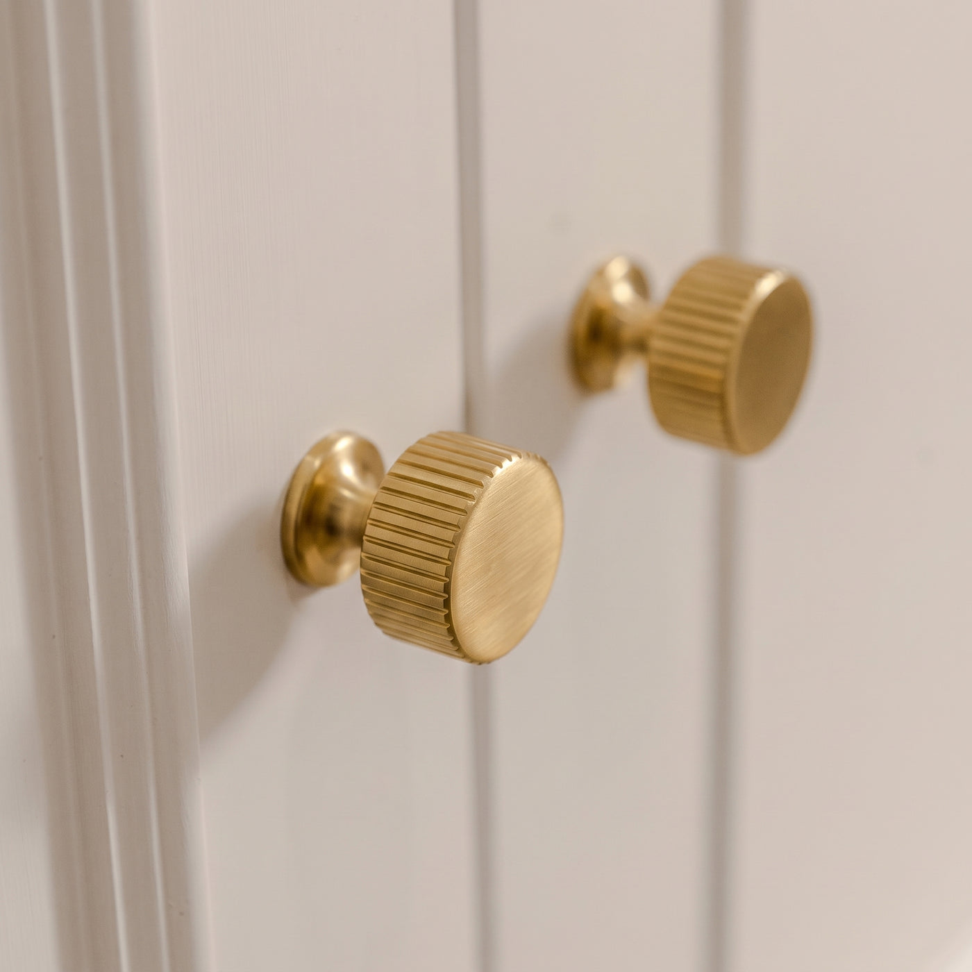 Leebank Skåpsknopp — miljöbild, Satin brass lacquered