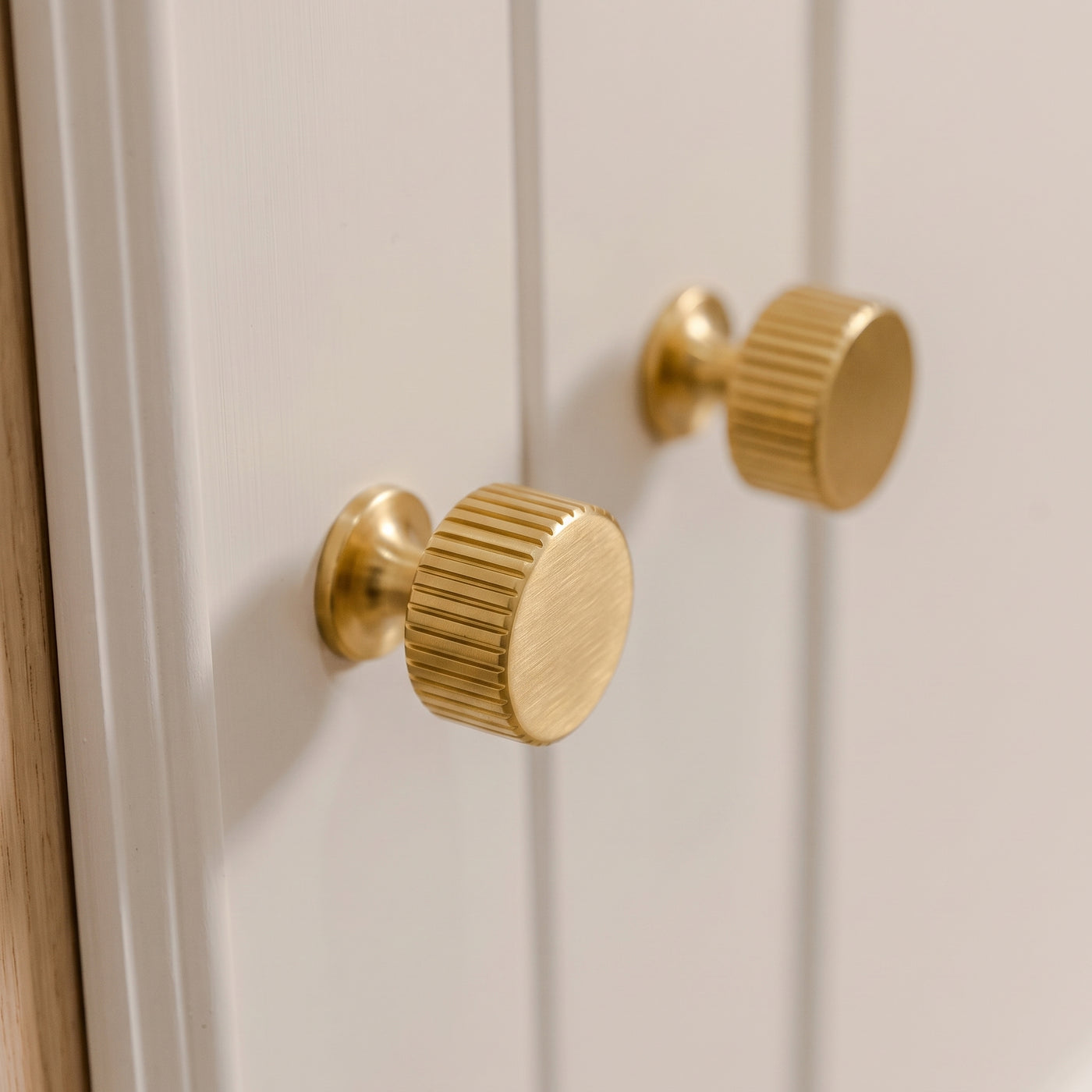 Leebank Skåpsknopp — miljöbild, Satin brass satin lacquered
