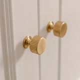 Leebank Skåpsknopp — miljöbild, Satin brass unlacquered
