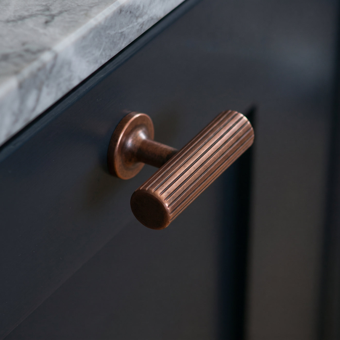 Leebank T-bar handtag — miljöbild, Aged copper