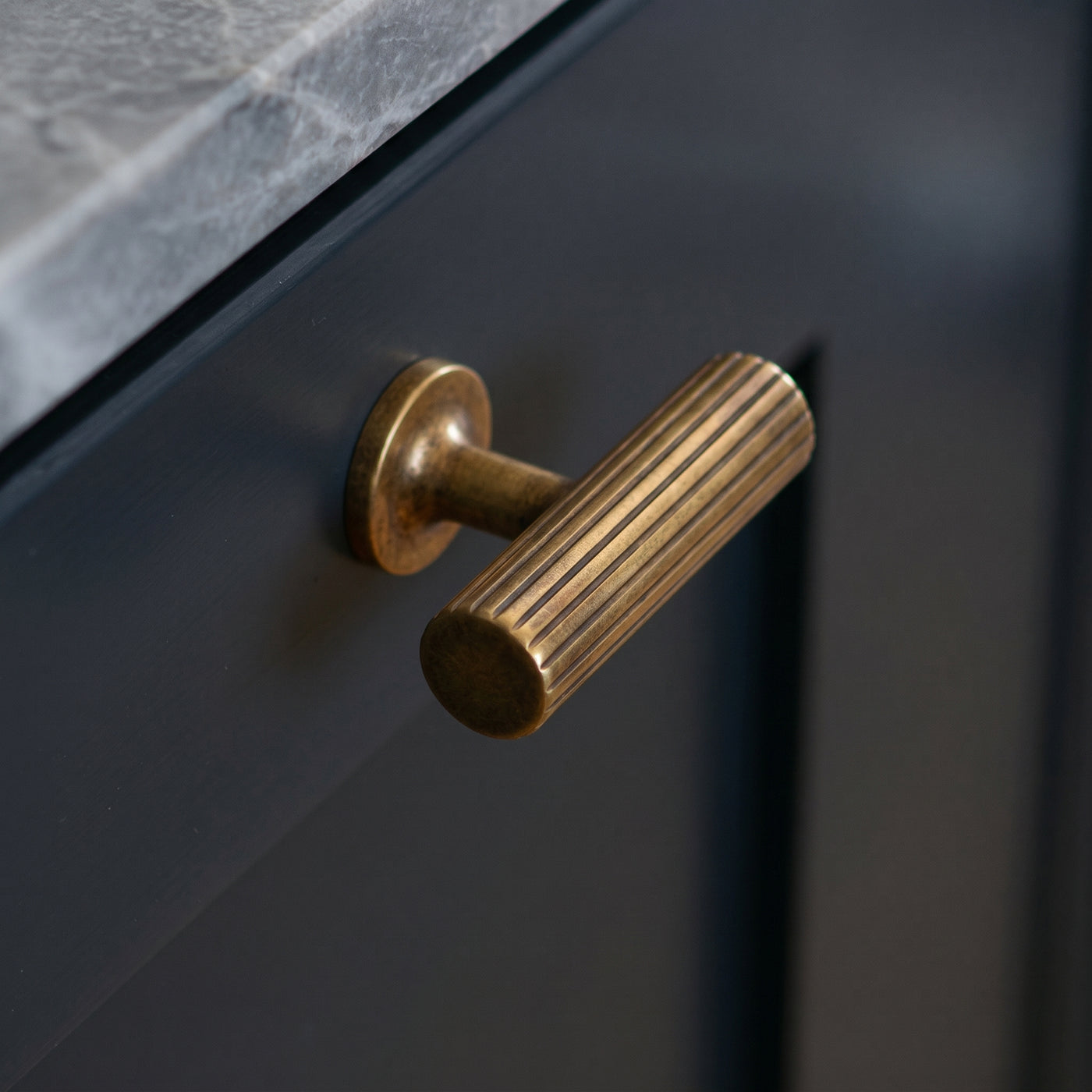 Leebank T-bar handtag — miljöbild, Aged brass