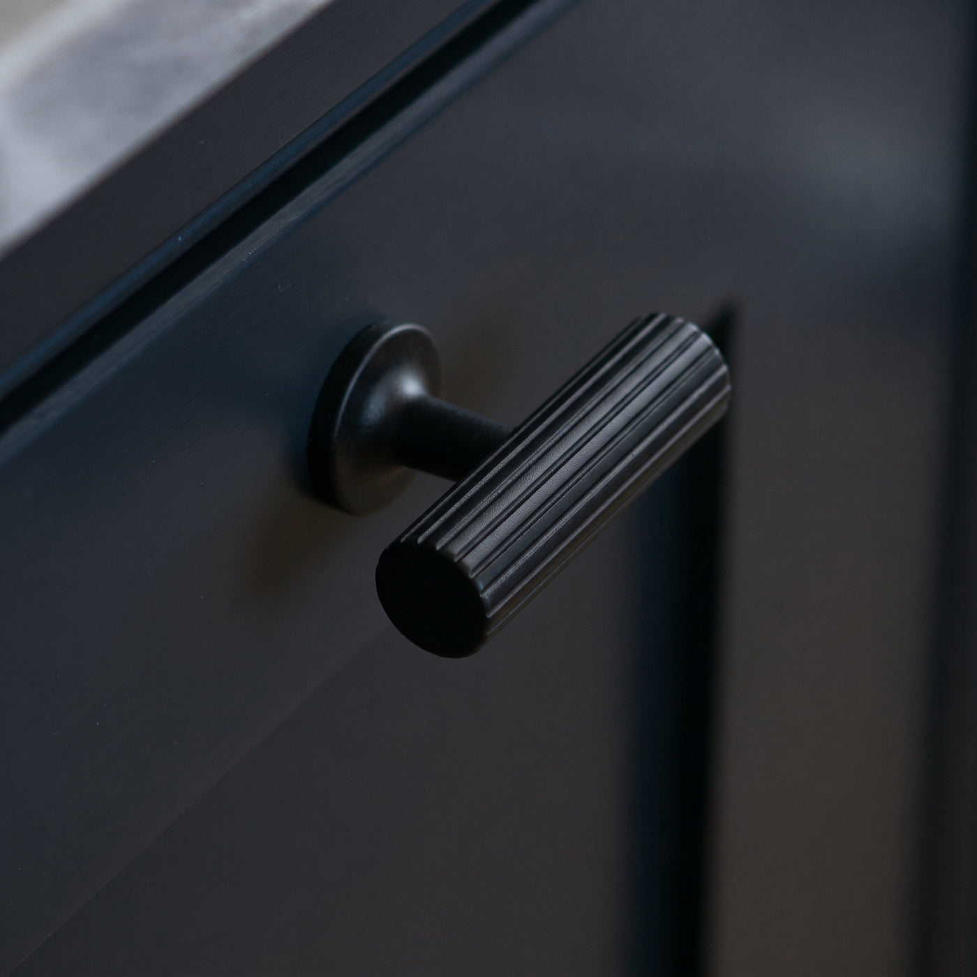 Leebank T-bar handtag — miljöbild, Matt black lacquered