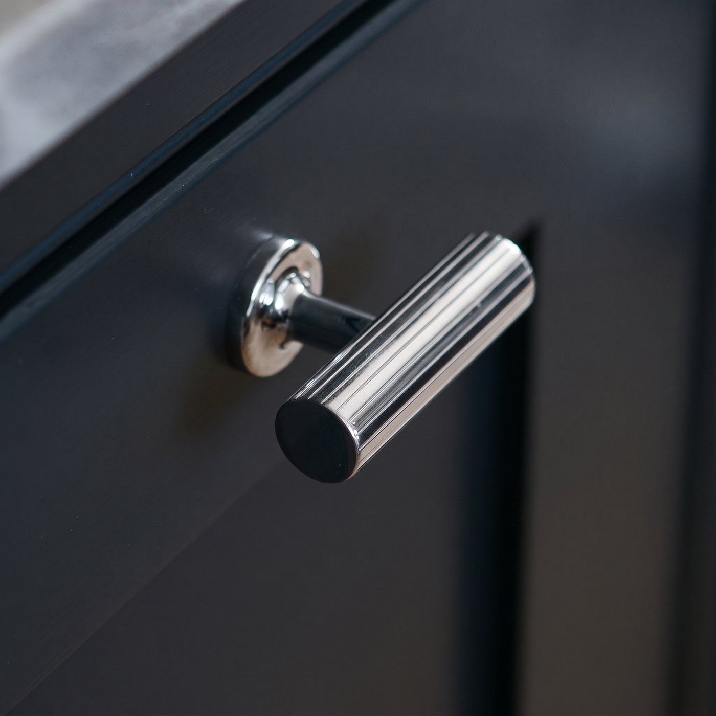 Leebank T-bar handtag — miljöbild, Polished chrome plate