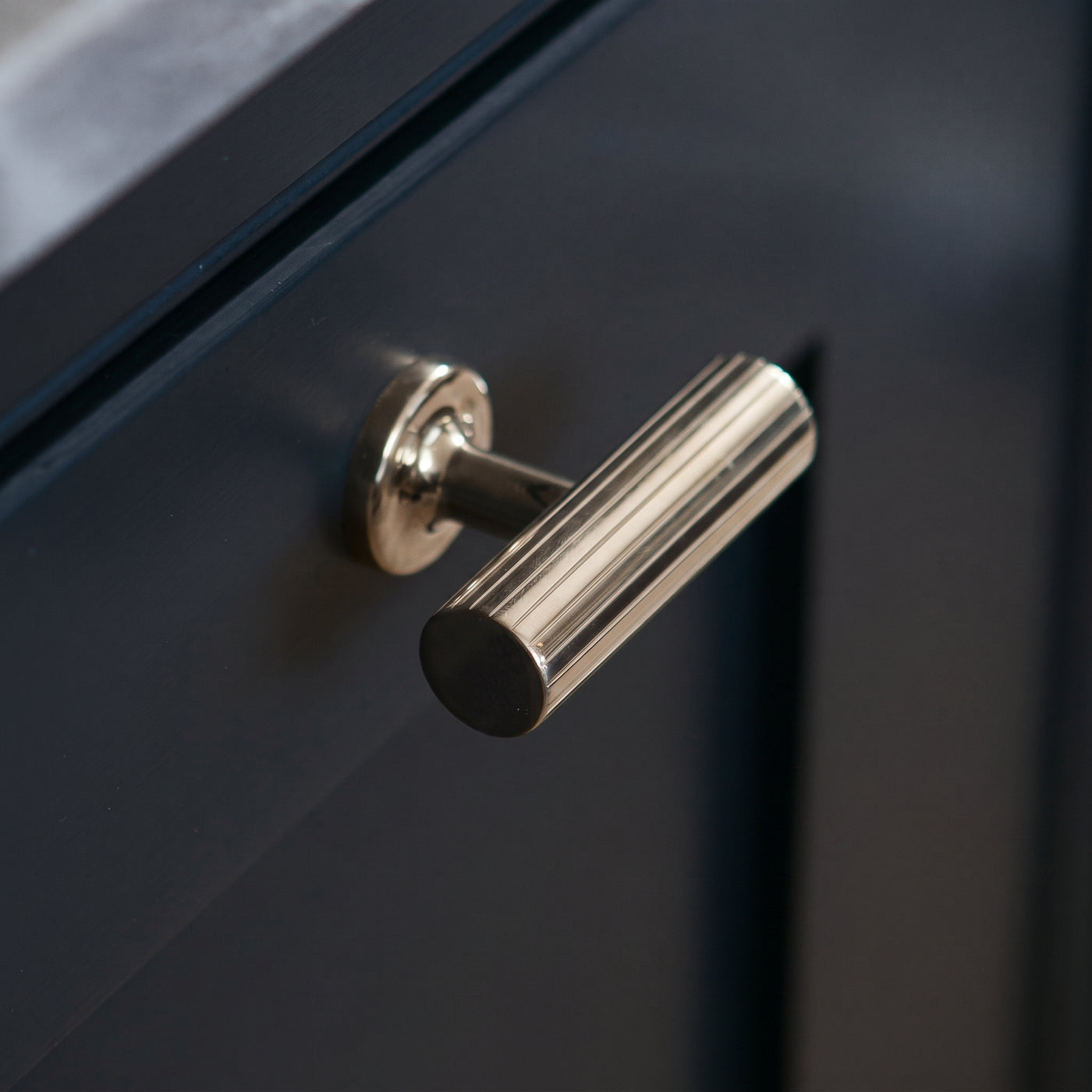 Leebank T-bar handtag — miljöbild, Polished nickel plate