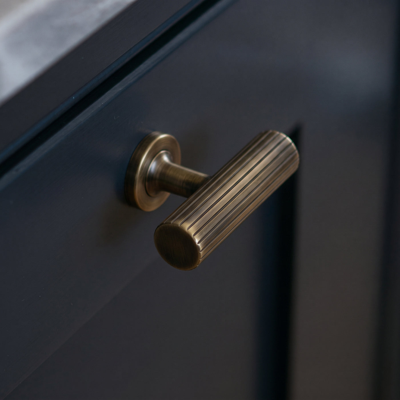 Leebank T-bar handtag — miljöbild, Satin antique satin lacquered
