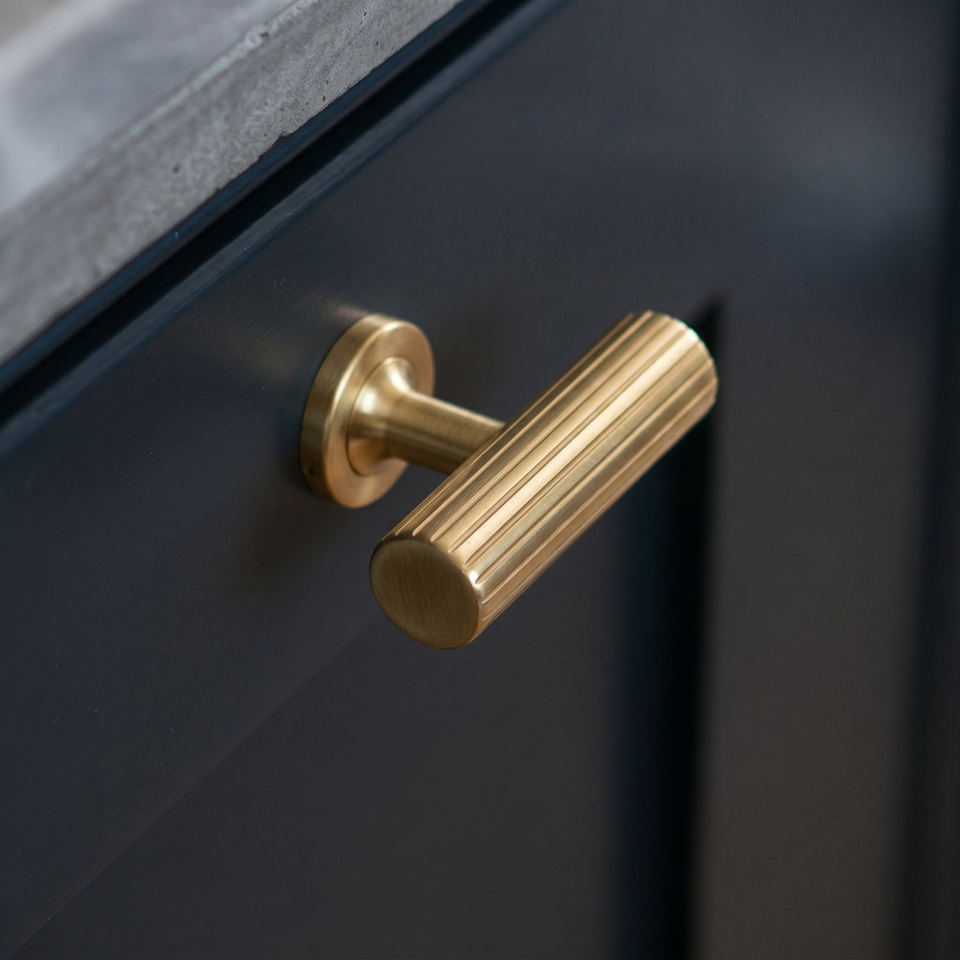 Leebank T-bar handtag — miljöbild, Satin brass unlacquered