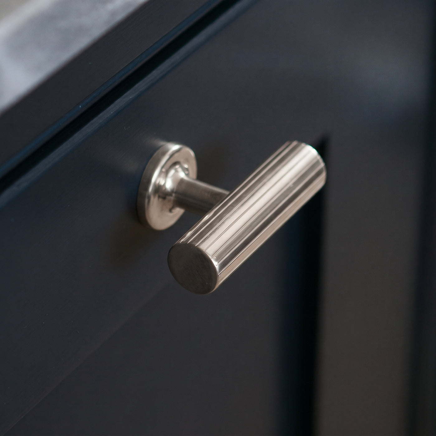 Leebank T-bar handtag — miljöbild, Satin nickel plate