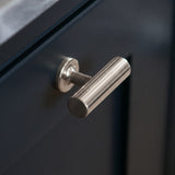 Leebank T-bar handtag — miljöbild, Satin nickel plate