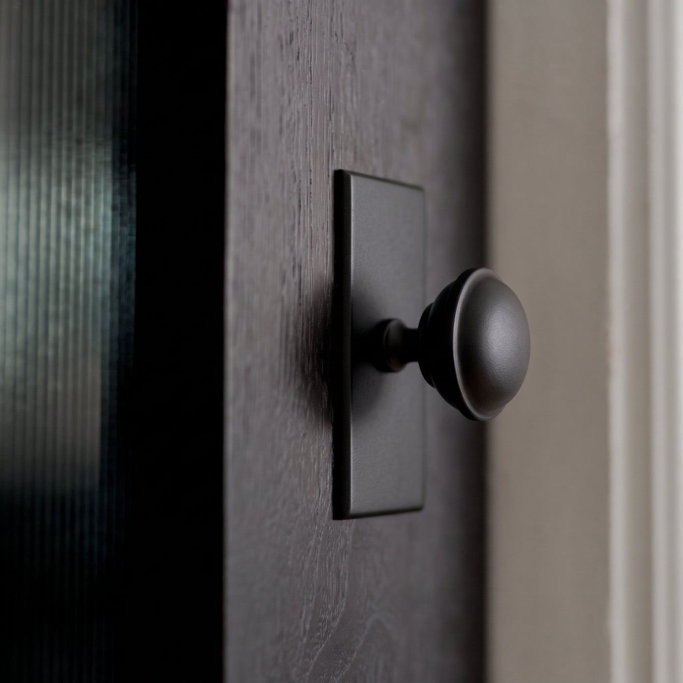 Queslett Skåpsknopp rektangulär — miljöbild, Matt black lacquered