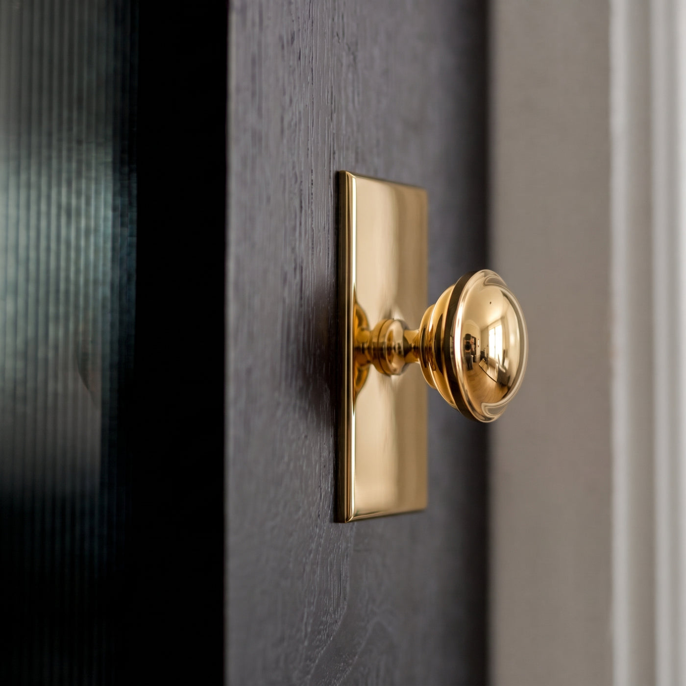 Queslett Skåpsknopp rektangulär — miljöbild, Polished brass unlacquered