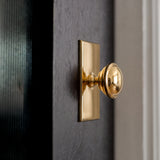 Queslett Skåpsknopp rektangulär — miljöbild, Polished brass unlacquered
