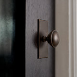 Queslett Skåpsknopp rektangulär — miljöbild, Satin antique satin lacquered