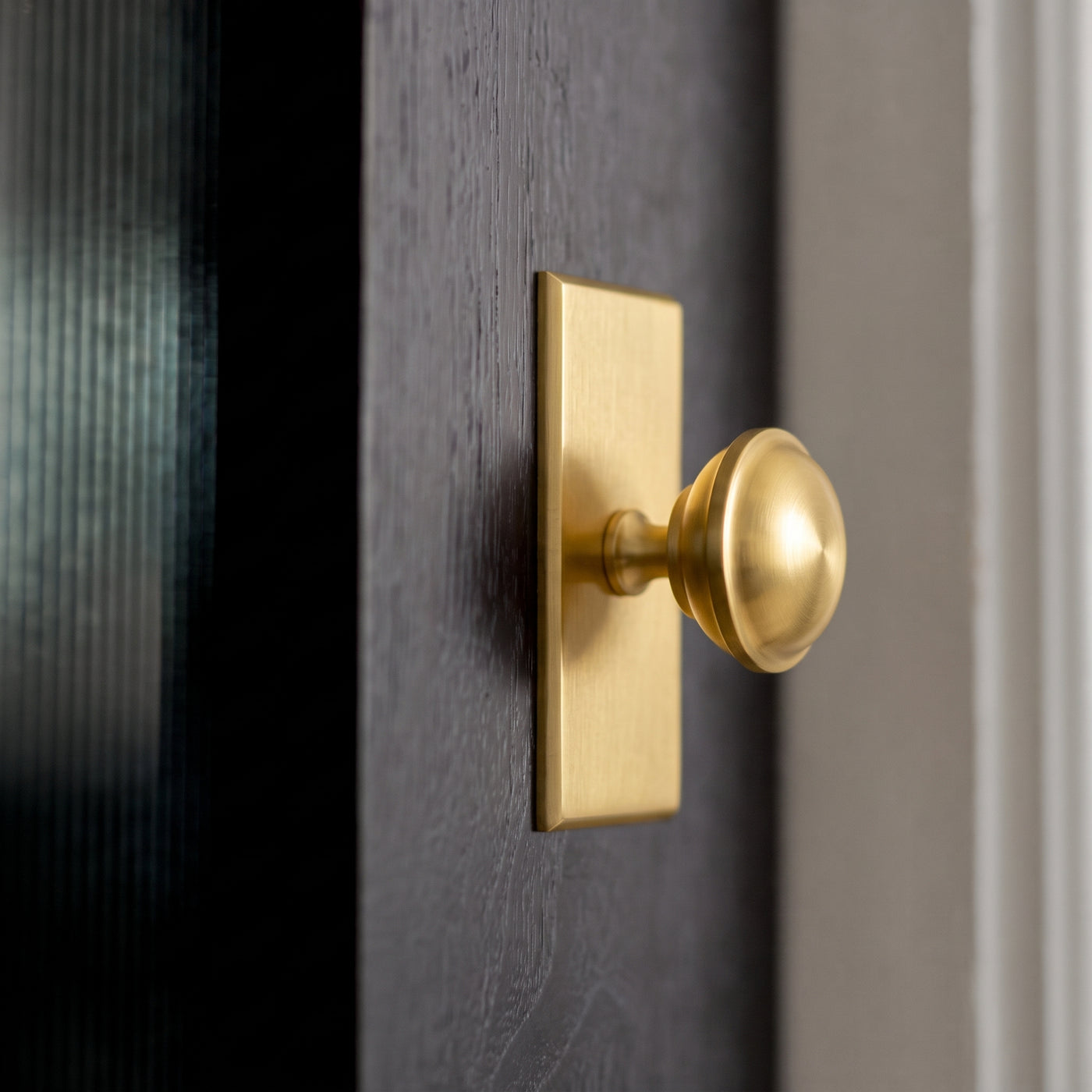 Queslett Skåpsknopp rektangulär — miljöbild, Satin brass lacquered