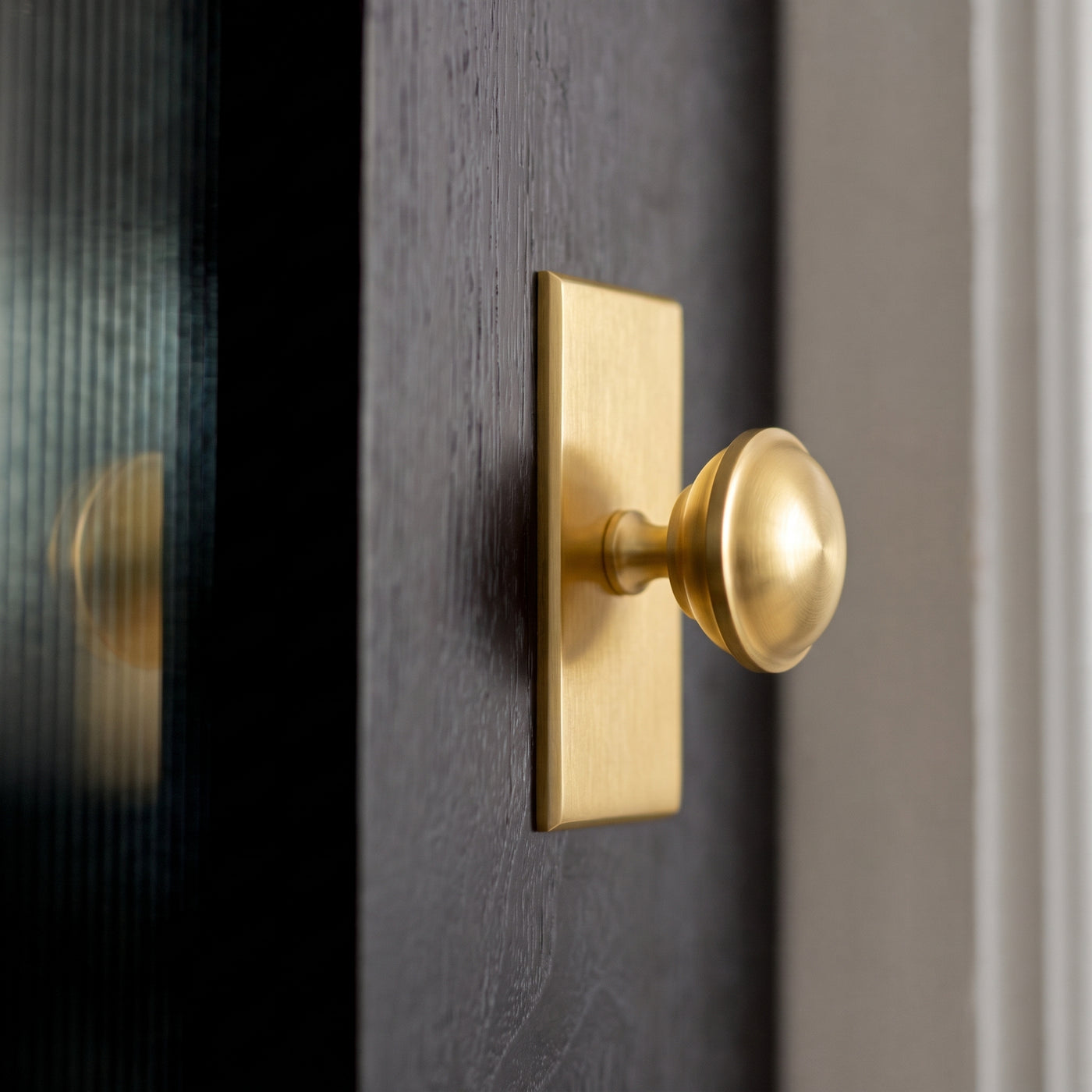Queslett Skåpsknopp rektangulär — miljöbild, Satin brass satin lacquered