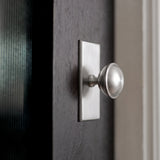 Queslett Skåpsknopp rektangulär — miljöbild, Satin chrome plate