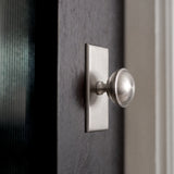 Queslett Skåpsknopp rektangulär — miljöbild, Satin nickel plate