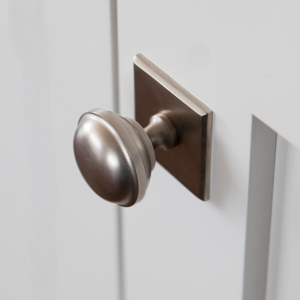 Queslett Skåpsknopp fyrkantig — Satin nickel. Design by Richard Burke Design.