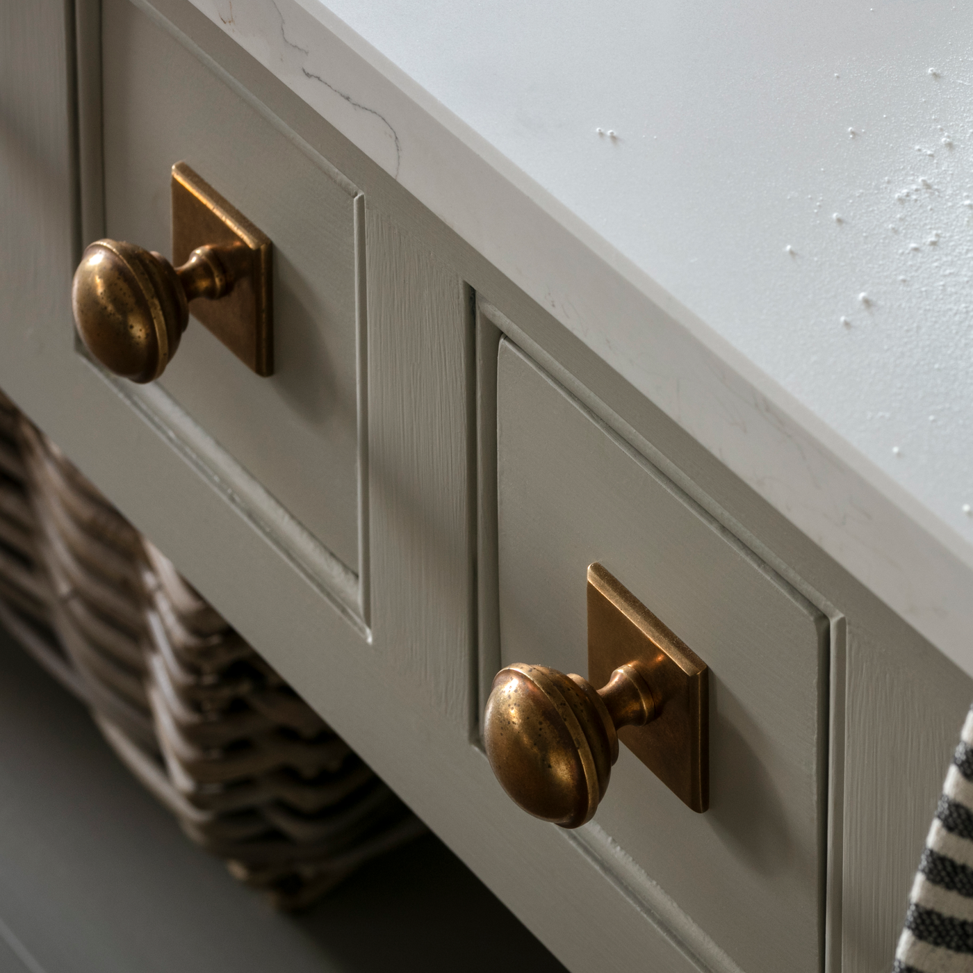 Queslett Skåpsknopp fyrkantig — Antik mässing. Design by Hill Farm Furniture.