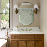 Queslett Skåpsknopp fyrkantig — Antik mässing. Design by Kate Marker Interiors.