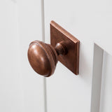 Queslett Skåpsknopp fyrkantig — miljöbild, Aged copper