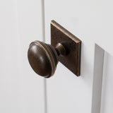 Queslett Skåpsknopp fyrkantig — miljöbild, Dark aged brass