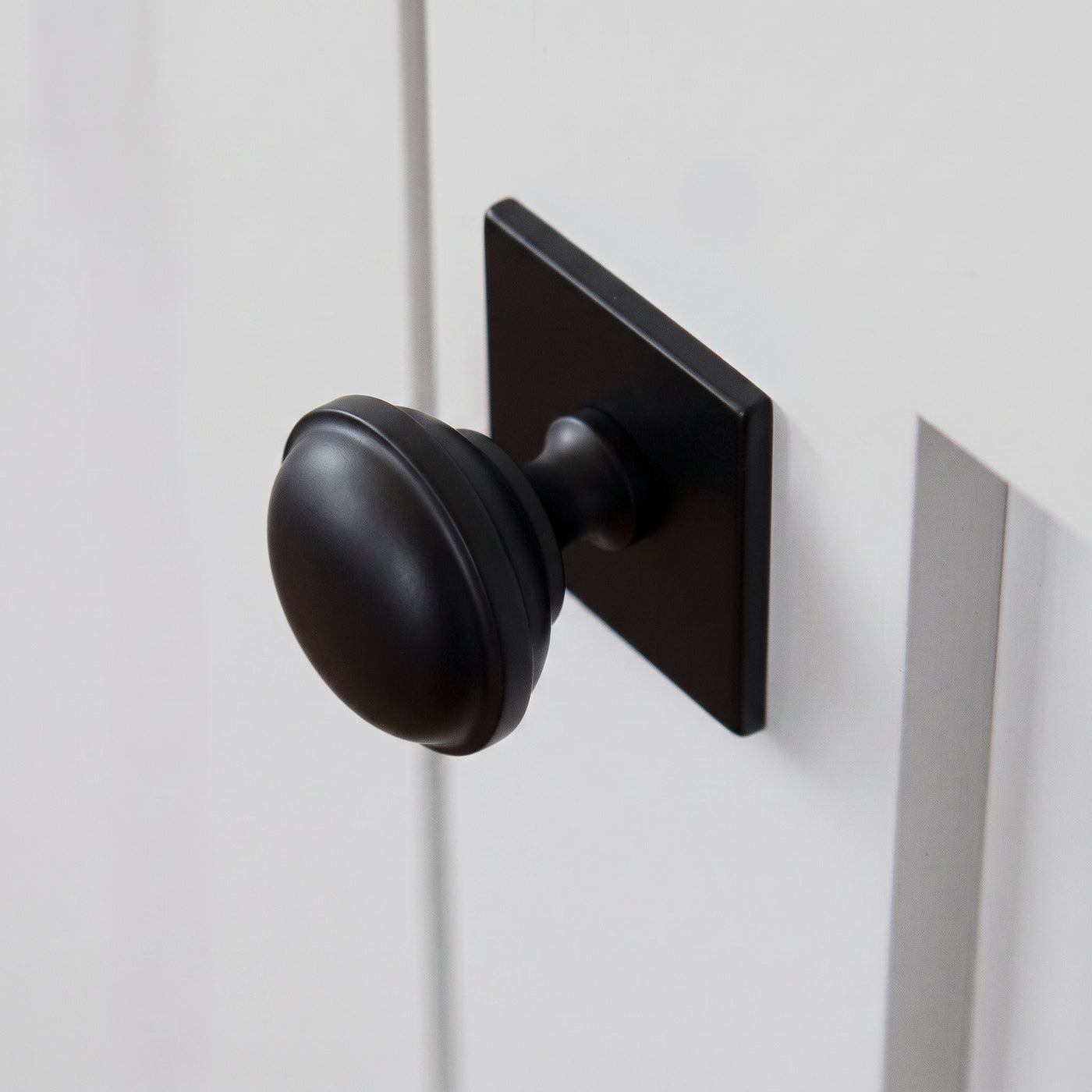 Queslett Skåpsknopp fyrkantig — miljöbild, Matt black lacquered