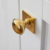 Queslett Skåpsknopp fyrkantig — miljöbild, Polished brass lacquered
