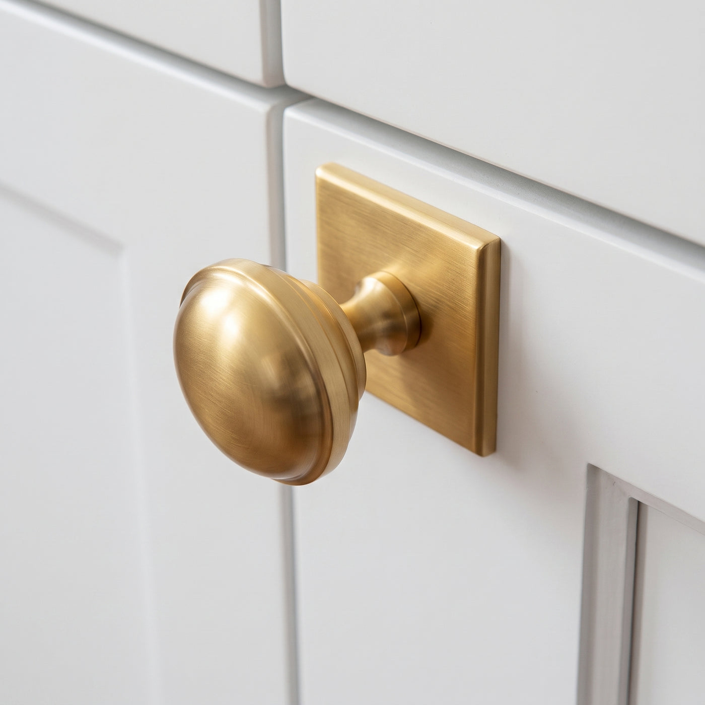 Queslett Skåpsknopp fyrkantig — miljöbild, Satin brass lacquered