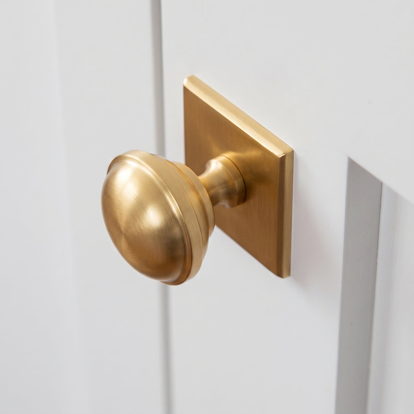 Queslett Skåpsknopp fyrkantig — miljöbild, Satin brass satin lacquered