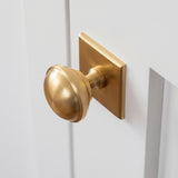 Queslett Skåpsknopp fyrkantig — miljöbild, Satin brass satin lacquered