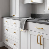 Queslett Skåpsknopp fyrkantig — miljöbild, Satin brass unlacquered