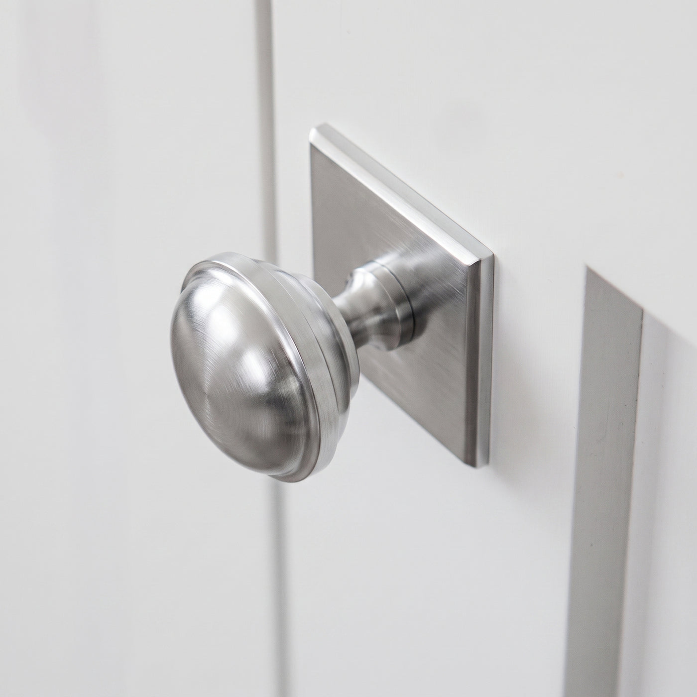Queslett Skåpsknopp fyrkantig — miljöbild, Satin chrome plate