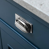 Queslett Cup-handtag — Polerad krom. Design by Hill Farm Furniture.