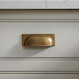 Queslett Cup-handtag — Antik mässing. Design by Rachael Somerville Interiors.