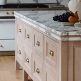 Queslett Cup-handtag — Antik mässing. Design by JK Interior Living.