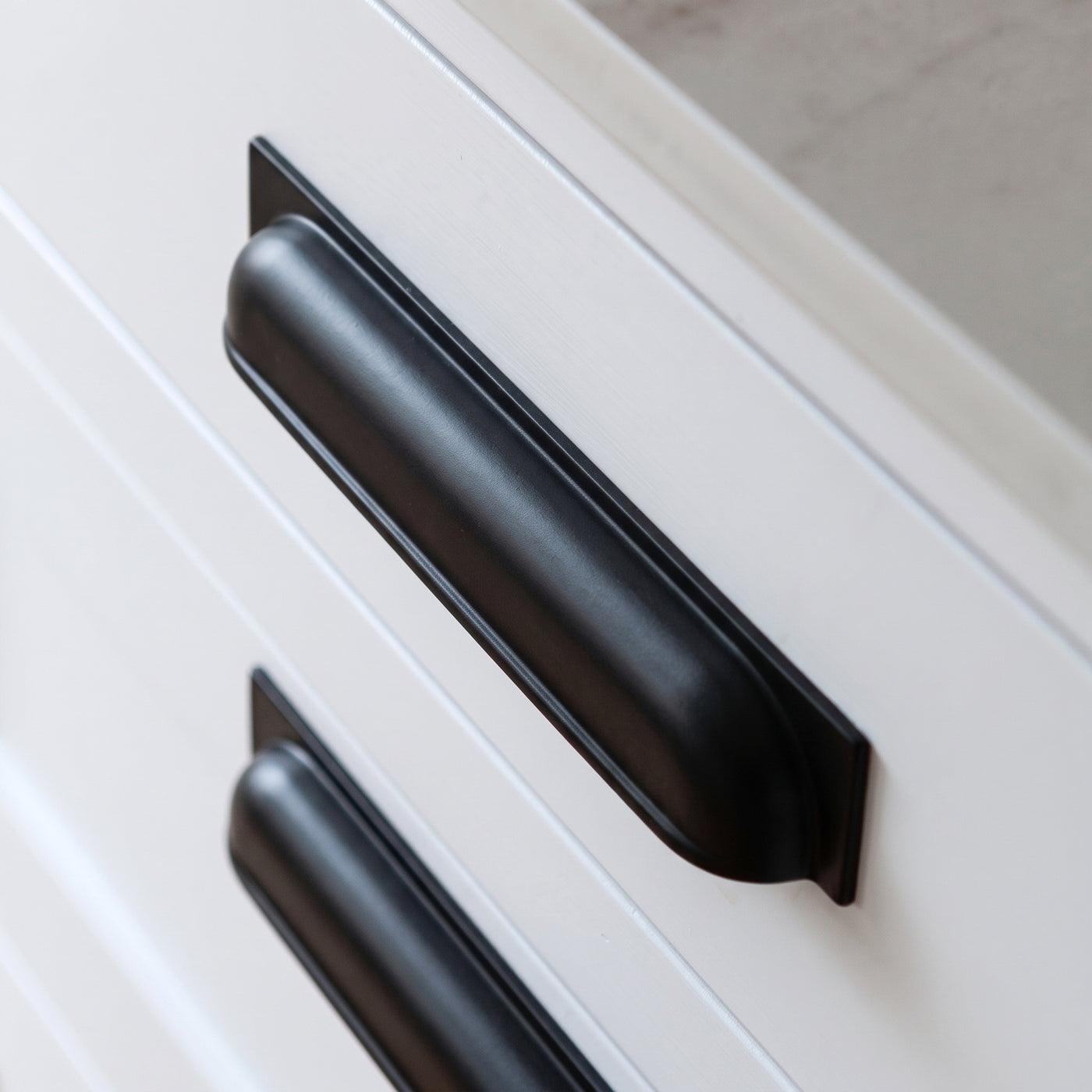 Queslett Cup-handtag — miljöbild, Matt black lacquered