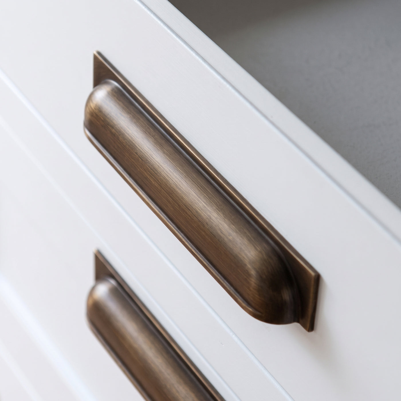 Queslett Cup-handtag — miljöbild, Satin antique satin lacquered